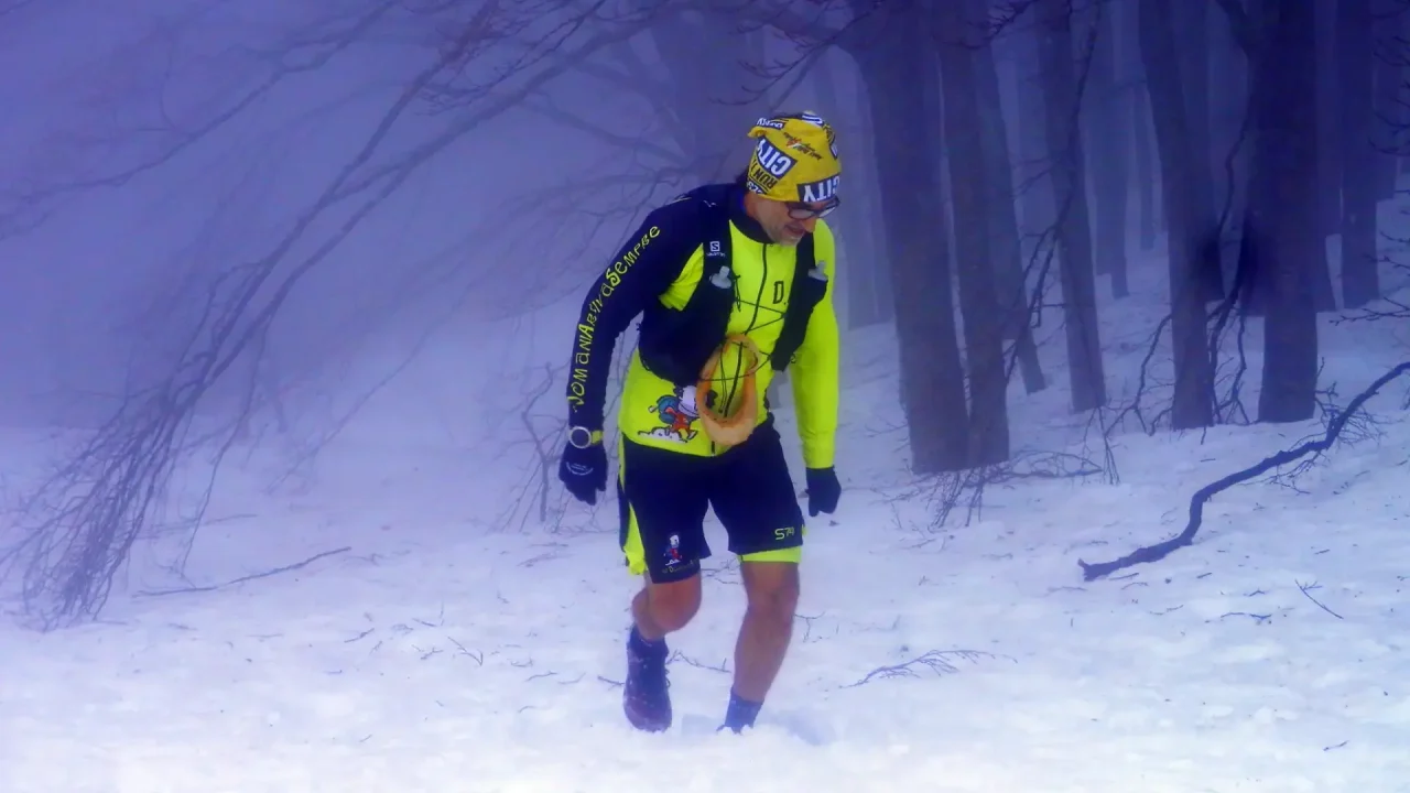 Andrea Pelo di Giorgio durante una salita in gara trail a Campigna (2023).