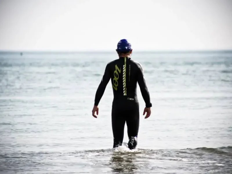 Andrea Pelo di Giorgio durante l’entrata in acqua per la frazione di nuoto del Quintuplo Ironman alla foce del Varano (2014).